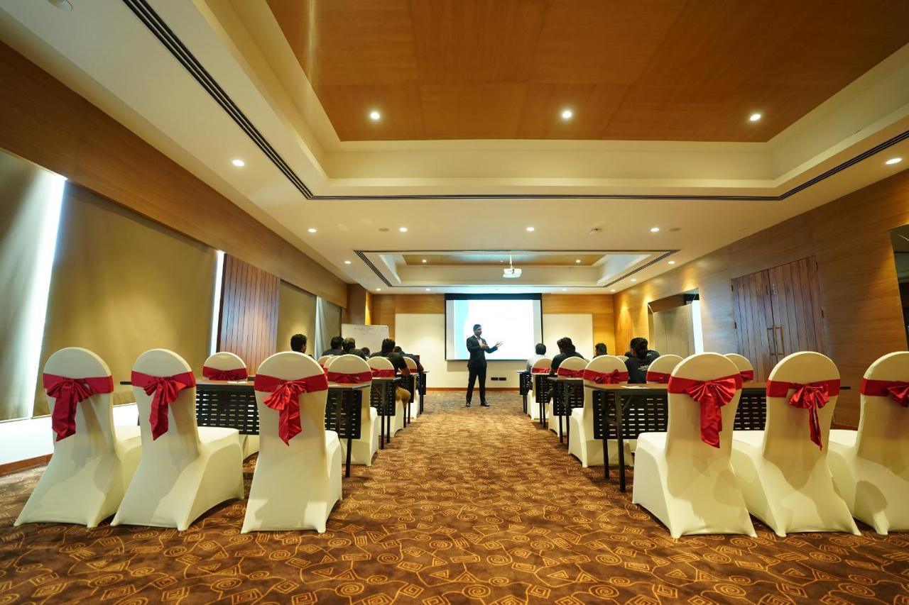 Hotel Manjeera Sarovar Premiere Rājahmundry Esterno foto