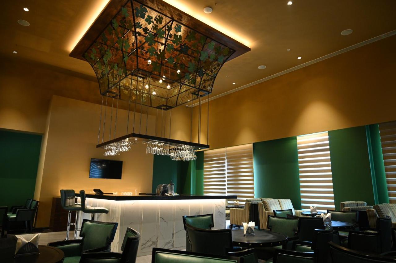 Hotel Manjeera Sarovar Premiere Rājahmundry Esterno foto