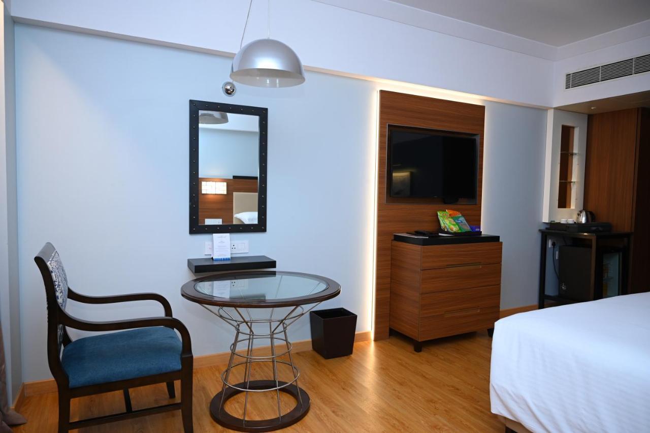 Hotel Manjeera Sarovar Premiere Rājahmundry Esterno foto