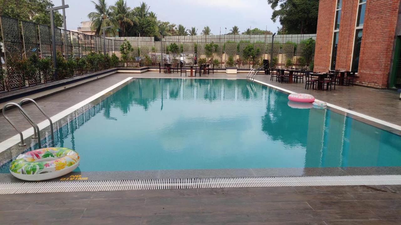 Hotel Manjeera Sarovar Premiere Rājahmundry Esterno foto