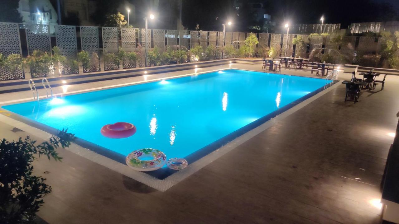 Hotel Manjeera Sarovar Premiere Rājahmundry Esterno foto
