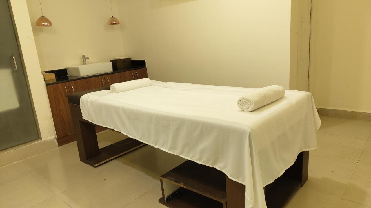 Hotel Manjeera Sarovar Premiere Rājahmundry Esterno foto